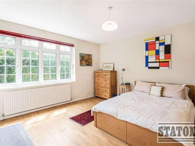 Flat for sale in New Barnet, Greater London
