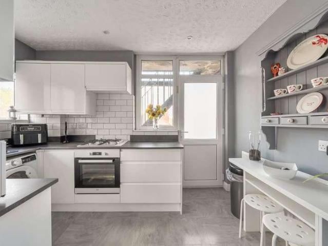 Flat for sale in Milford, Fole