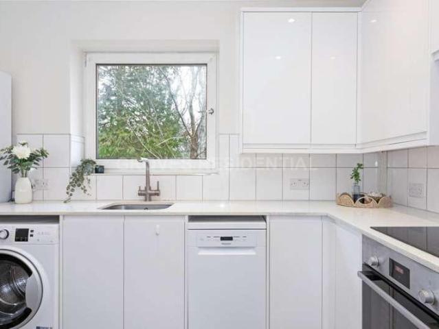 Flat for sale in Royal Borough of Kingston upon Thames, Greater London