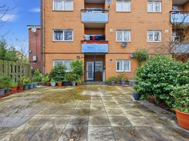 Flat for sale in Old Ford, Bow