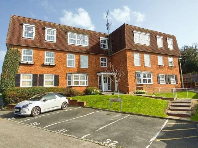 Flat for sale in Emmbrook, Wokingham