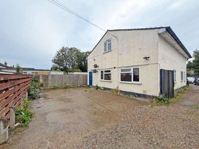 Flat for sale in Rush Green, Greater London