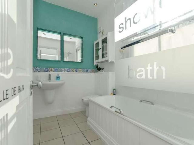 Flat for sale in London Borough of Hackney, Greater London