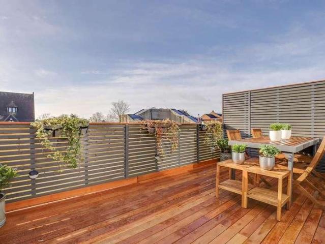 Flat for sale in Stoneleigh, Ewell