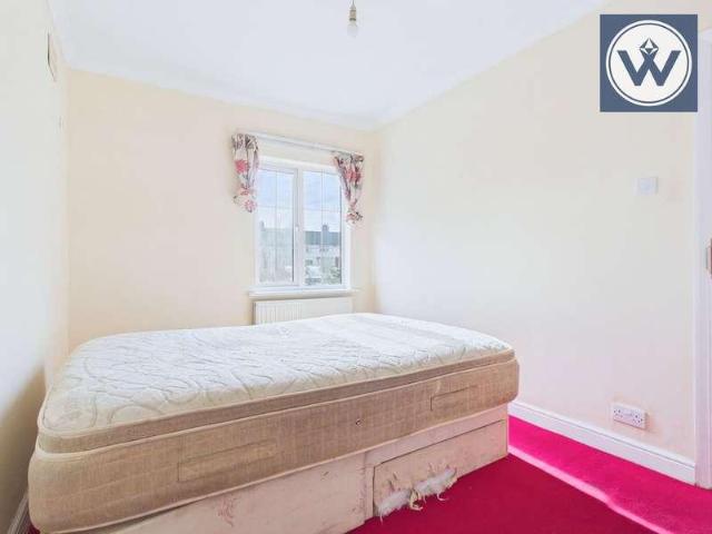 Flat for sale in Yeading, Greater London