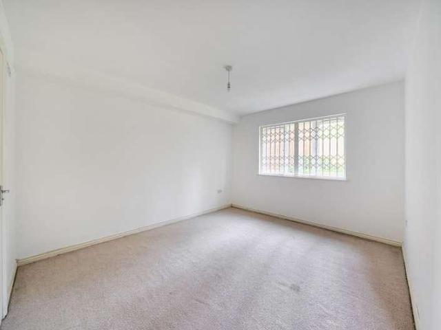 Flat for sale in Dunstable, Bedfordshire