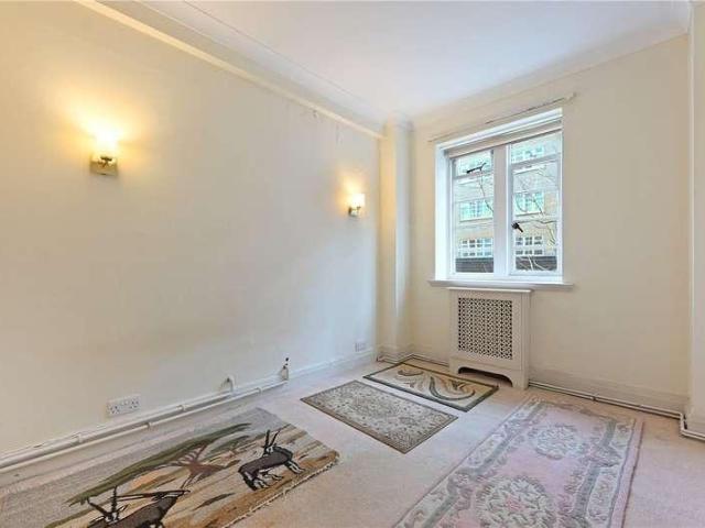 Flat for sale in Kensington, Greater London