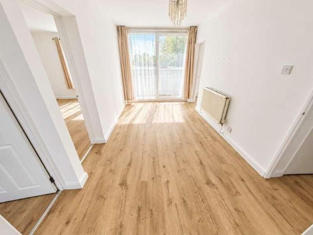 Flat for sale in London Borough of Ealing, Greater London