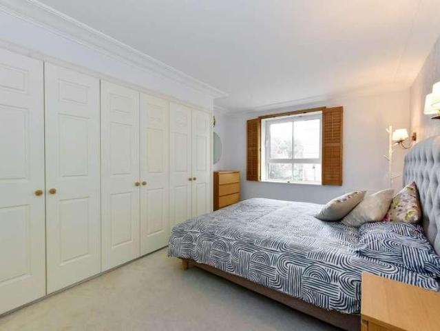 Flat for sale in Kensington, Greater London