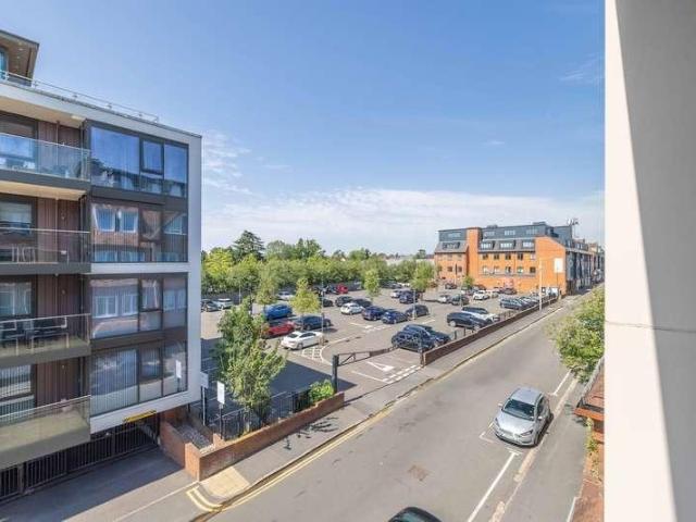 Flat for sale in Gerrards Cross, Denham