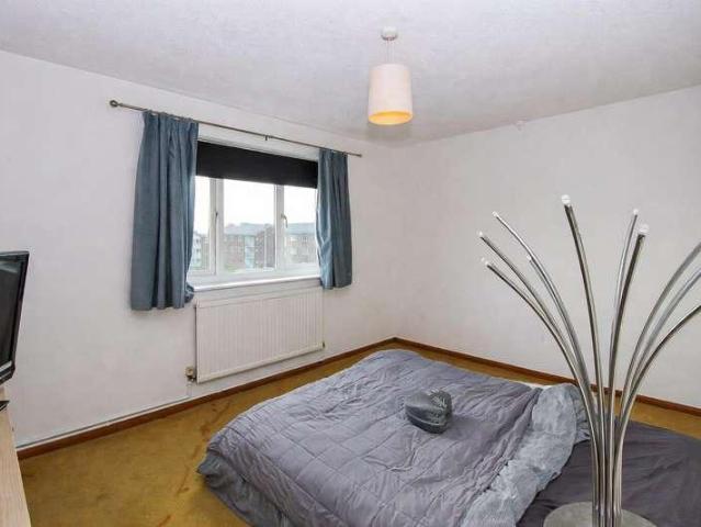 Flat for sale in Belle Isle, West Yorkshire