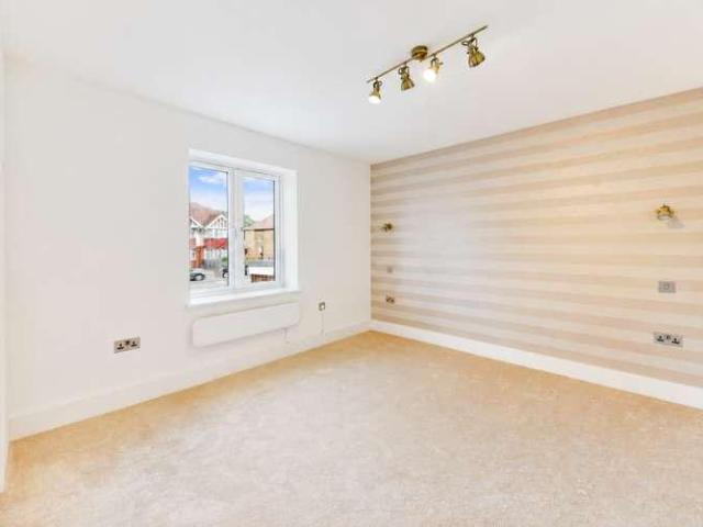 Flat for sale in London Borough of Ealing, Greenford