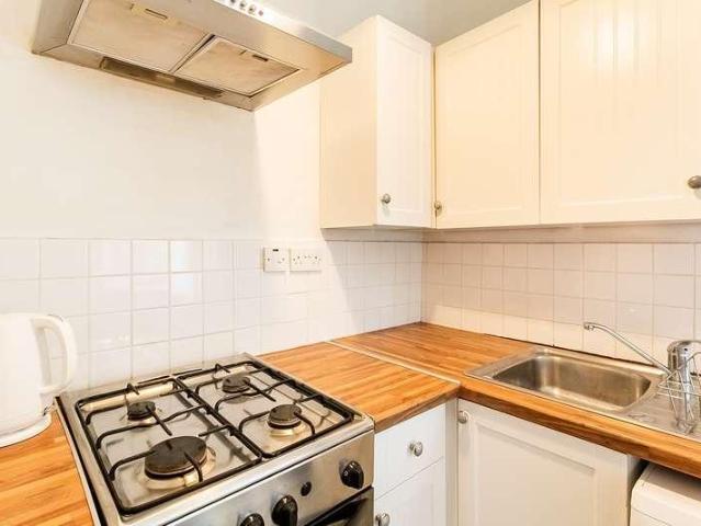 Flat for sale in Newington, Scotland