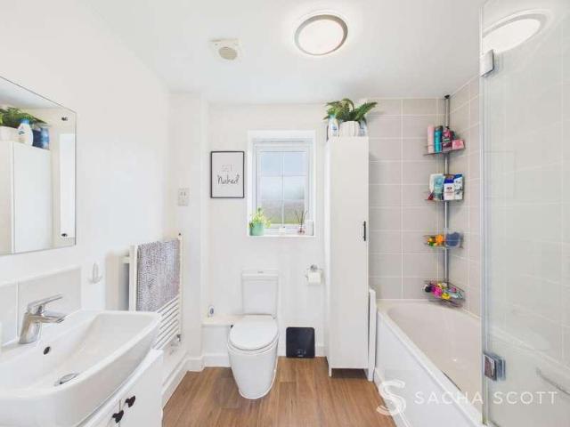 Flat for sale in Tattenham Corner, Red Hill