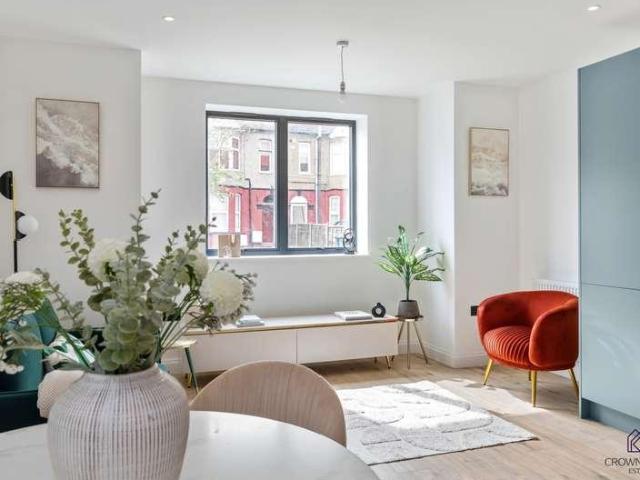 Flat for sale in Wealdstone, Greater London