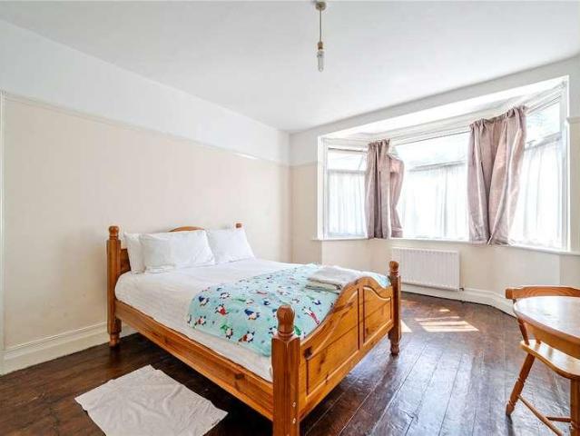 Flat for sale in London Borough of Lewisham, Forest Hill