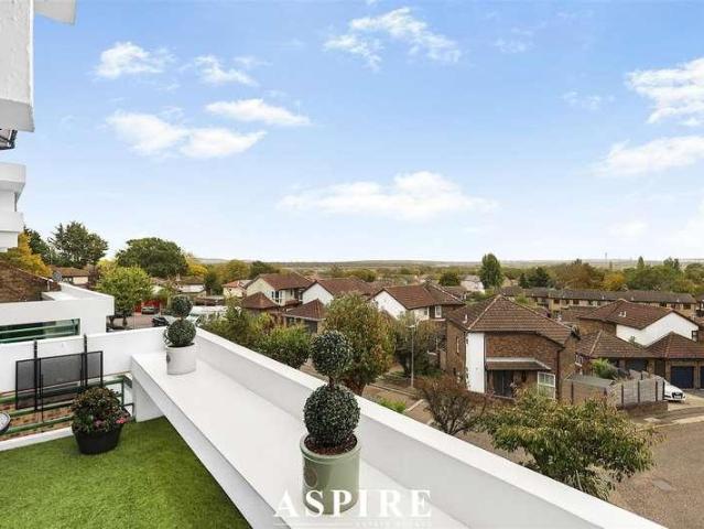 Flat for sale in Vange, Basildon