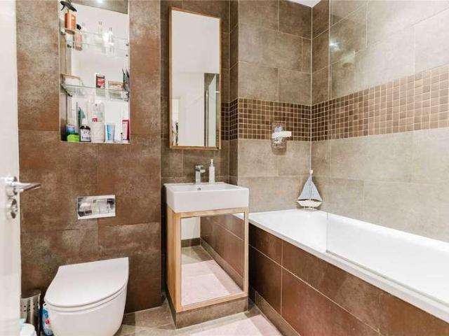 Flat for sale in Walworth, Greater London