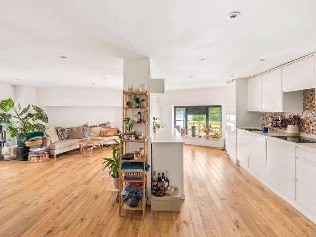 Flat for sale in South Hackney, Greater London