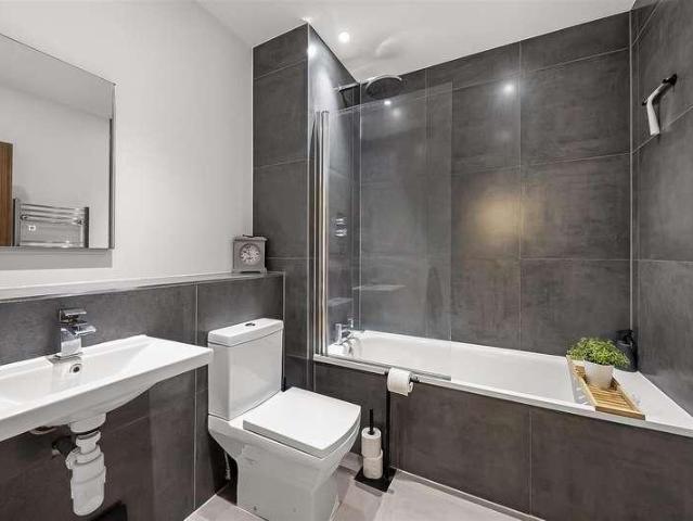 Flat for sale in Hillview, Surrey