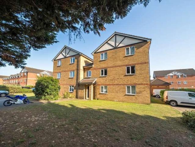 Flat for sale in Wallington, Hackbridge