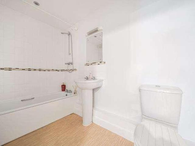 Flat for sale in Heol-las, Surrey