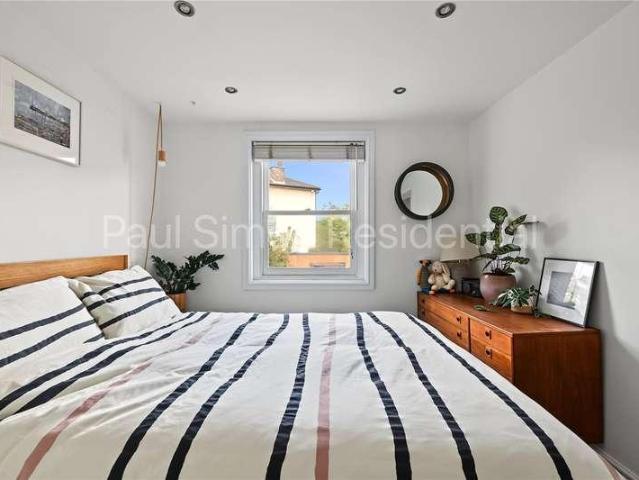 Flat for sale in Stroud Green, Greater London