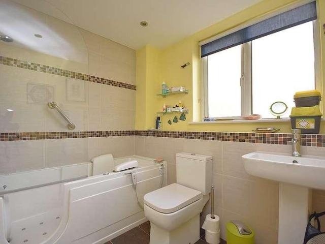 Flat for sale in Cardiff Bay, Falcon Lodge