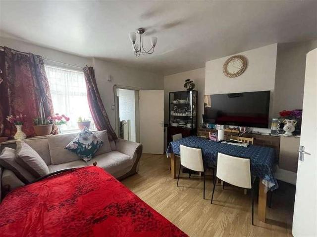 Flat for sale in London Borough of Ealing, Greater London