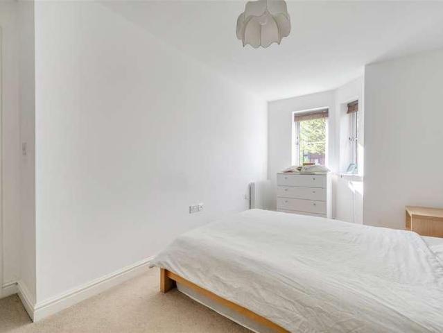 Flat for sale in Emmbrook, Wokingham