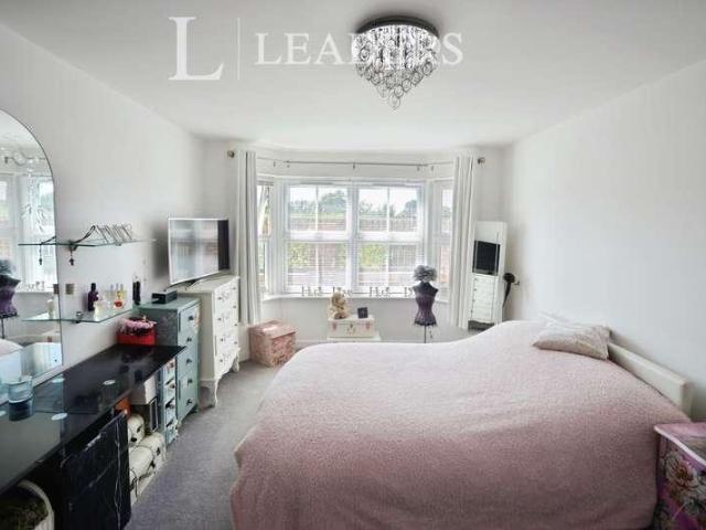 Flat for sale in Chipping Hill, Essex