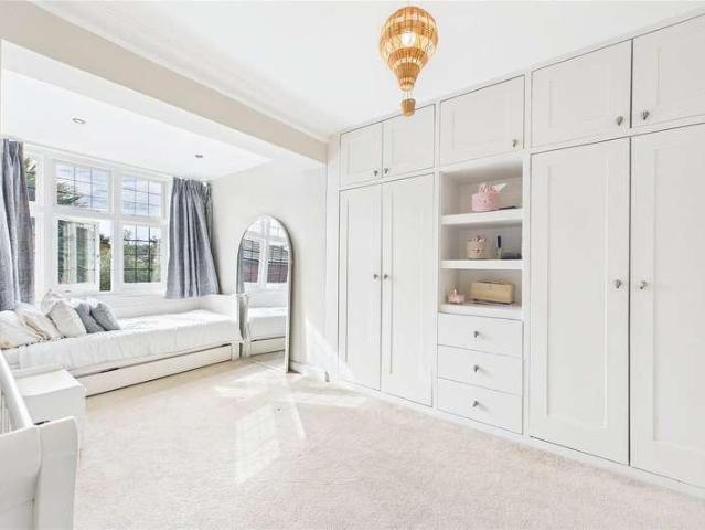 Flat for sale in Horsell, Woking