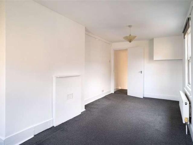 Flat for sale in Streatham Hill, Greater London