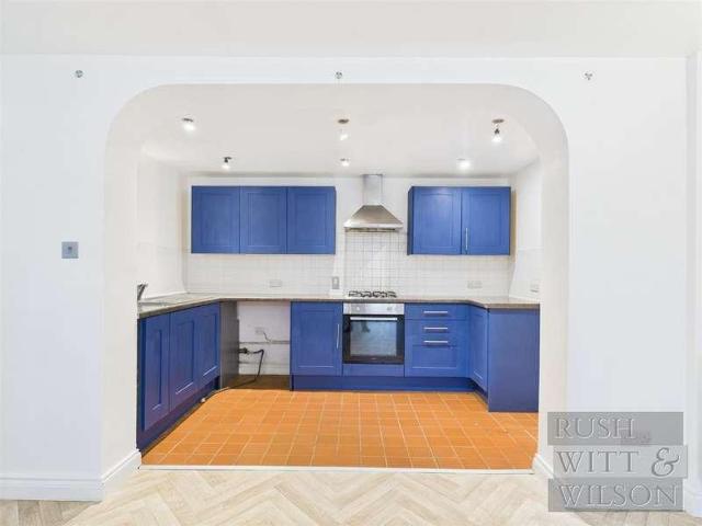 Flat for sale in Bohemia, Guestling Green