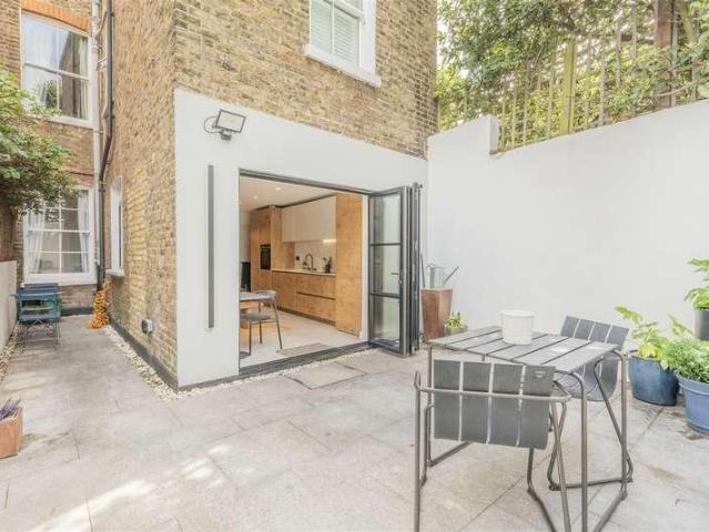 Flat for sale in Clapham, Greater London