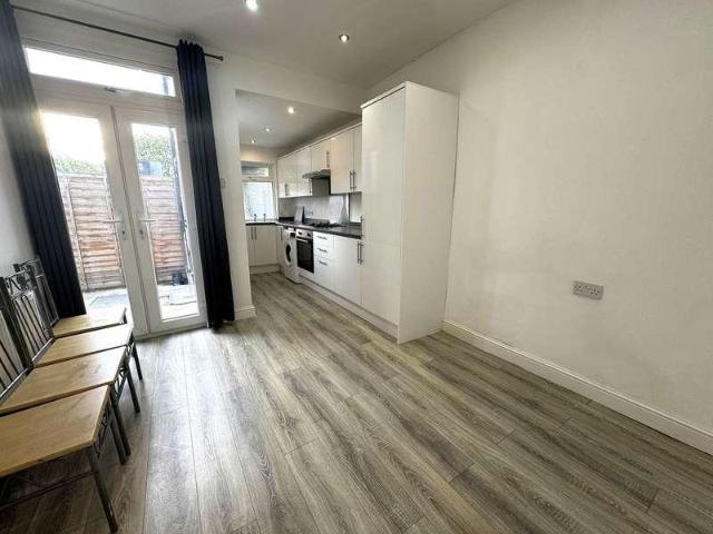 Flat for sale in Forest Gate, Greater London