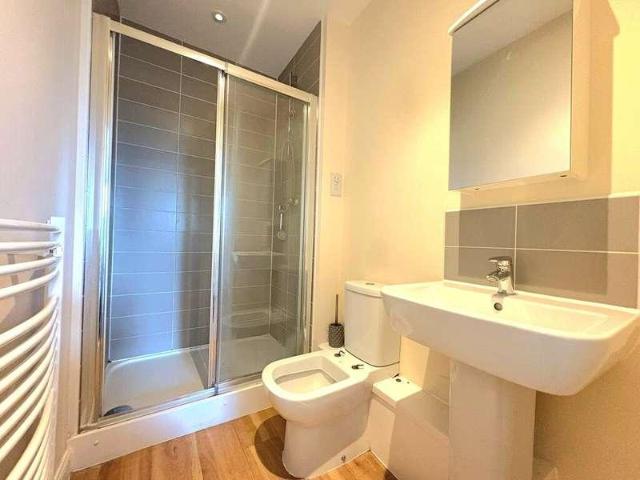 Flat for sale in Harrow Weald, Greater London