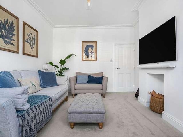 Flat for sale in Guildford Park, Guildford