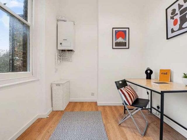 Flat for sale in Stroud Green, Greater London