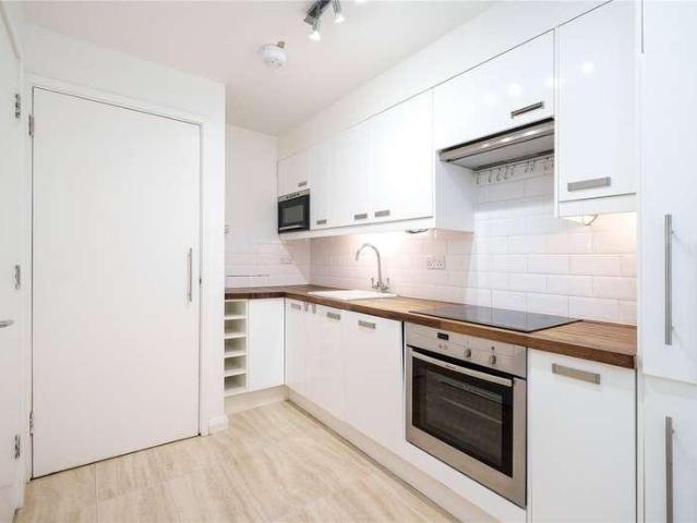 Flat for sale in Putney, Greater London