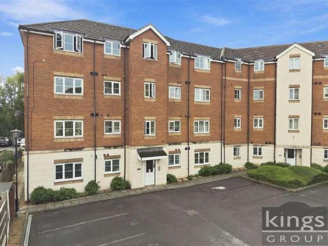 Flat for sale in Broxbourne, Hertfordshire