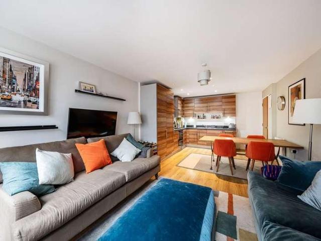 Flat for sale in Queensland Road, Greater London