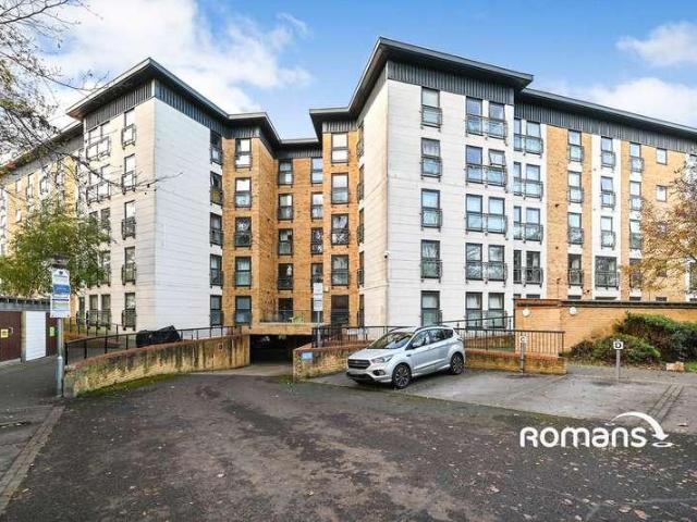Flat for sale in Easthampstead, Bracknell