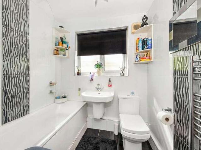 Flat for sale in Tulse Hill, Greater London