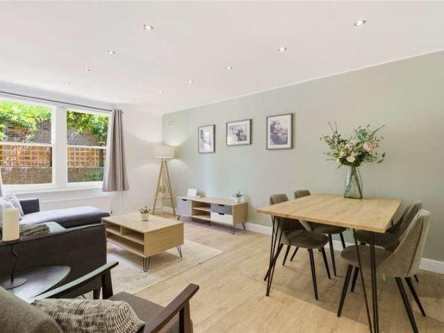 Flat for sale in Clapham, Greater London