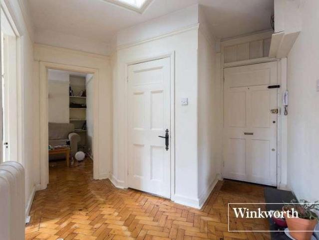 Flat for sale in Temple Fortune, Greater London
