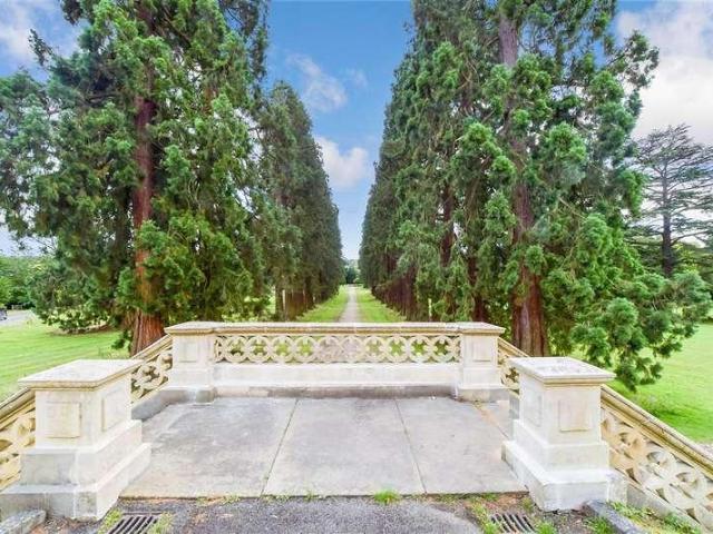 Flat for sale in Whitebushes, Red Hill