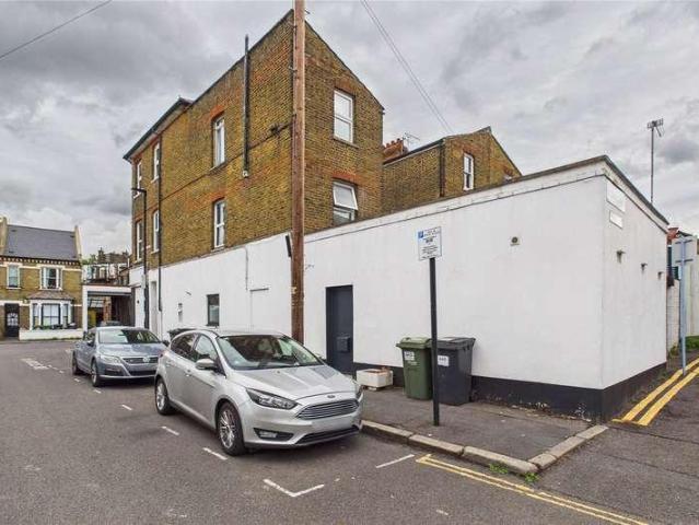Flat for sale in London Borough of Lambeth, Greater London