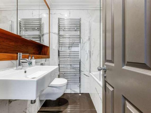 Flat for sale in London Borough of Hounslow, Greater London