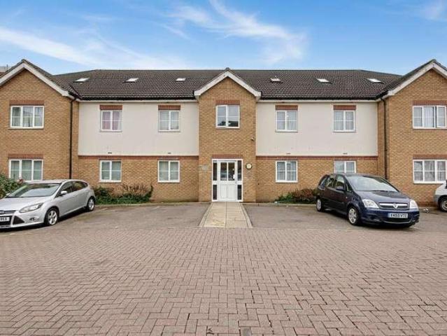 Flat for sale in Ponders End, Greater London